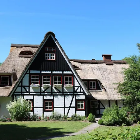 Prázdninový dům 3 In Thatched With Outdoor Sauna, Large Garden, Playground
