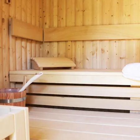 Prázdninový dům 3 In Thatched With Outdoor Sauna, Large Garden, Playground